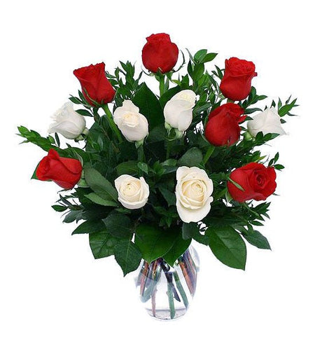 Bình 12 Hoa Hồng Trắng Và Đỏ - Gửi Hoa Về Việt Nam