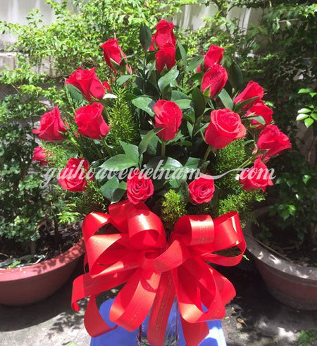 Bình 24 Hoa Hồng Đỏ - Gửi Hoa Về Việt Nam