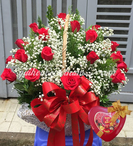Giỏ 24 Hoa Hồng Đỏ Và Chocolate - Gửi Hoa Về Việt Nam